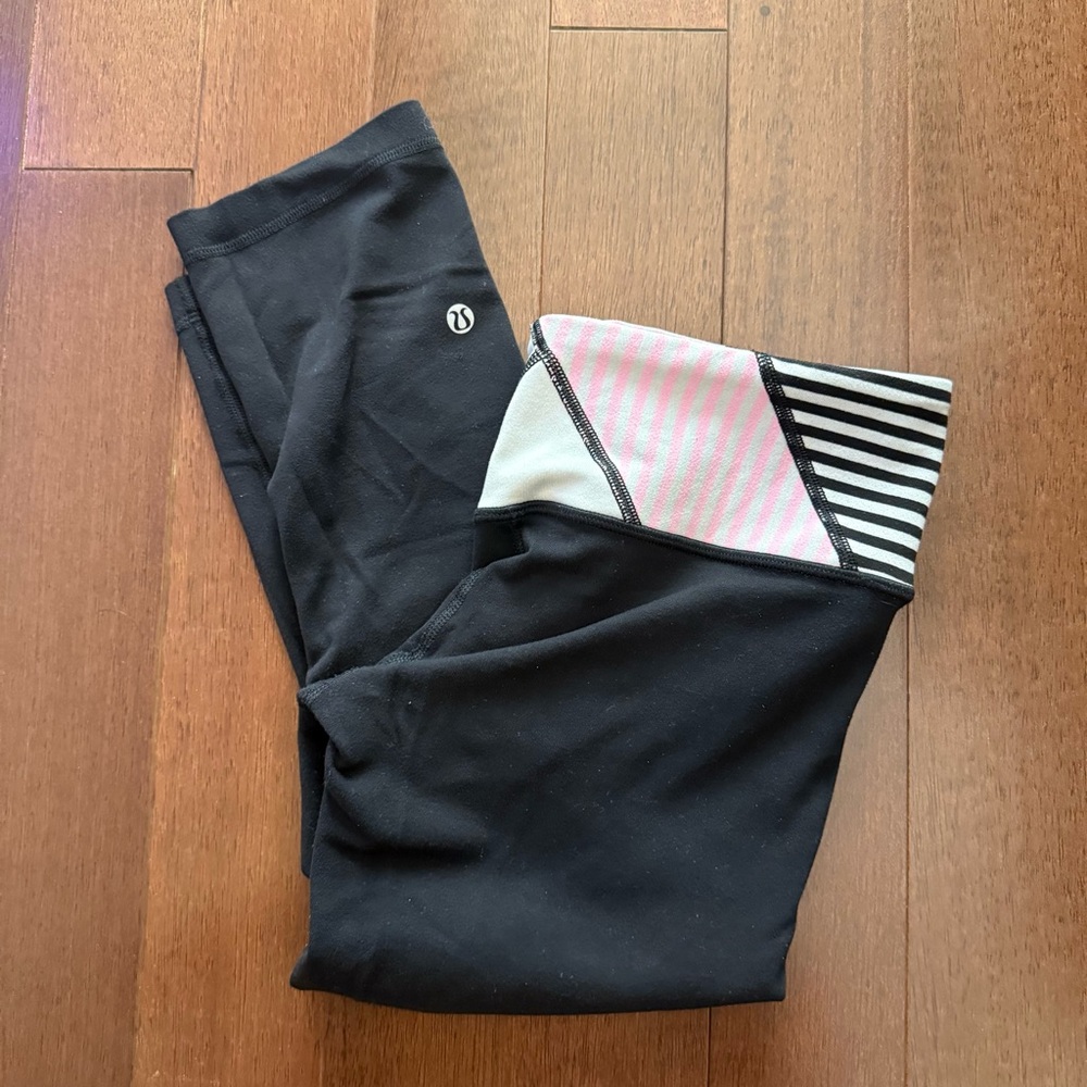 {Lululemon} Wunder Under Crop - Size 8